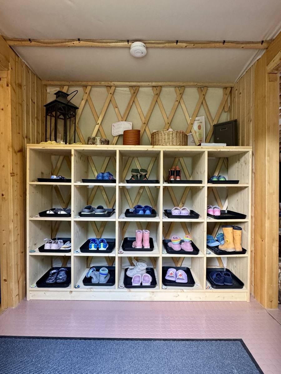 Garderobe und Schuhregal der Jurte