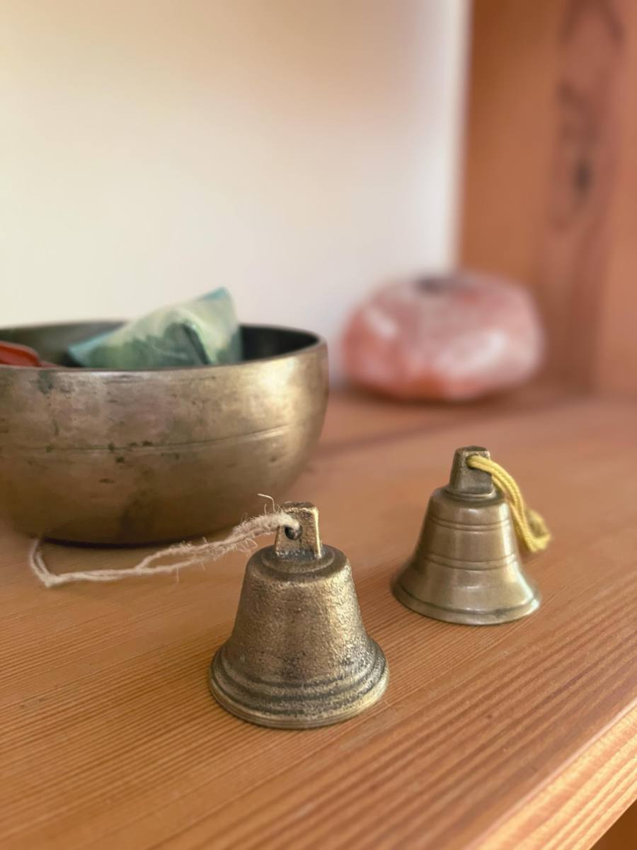 Klangschalen und Glöckchen
