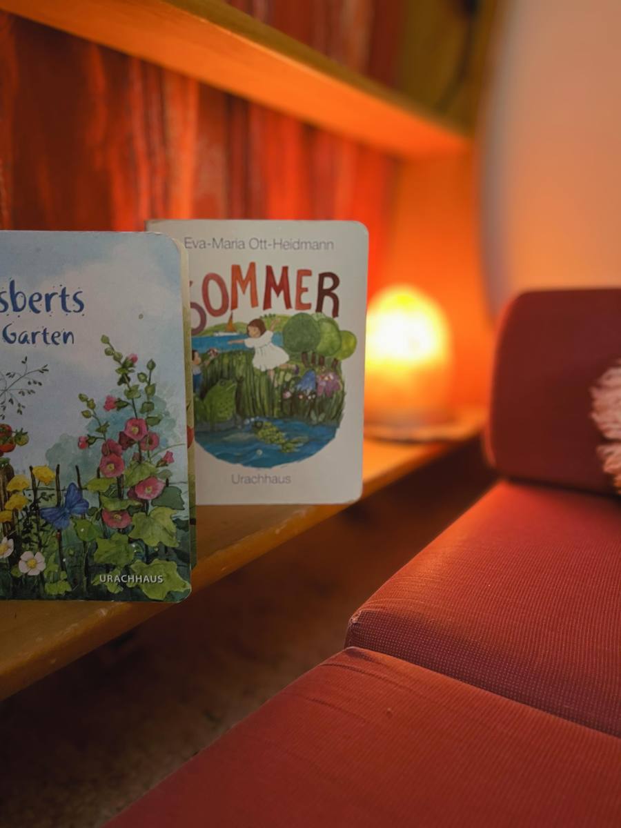 Jahreszeitenbücher im Kerzenschein